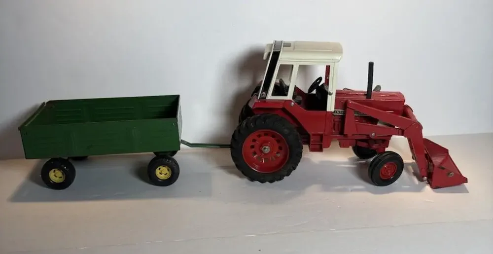 Ertl International 1586 w/loader 1/16 Die-cast Farm Tractor W/Pull Behind Wagon